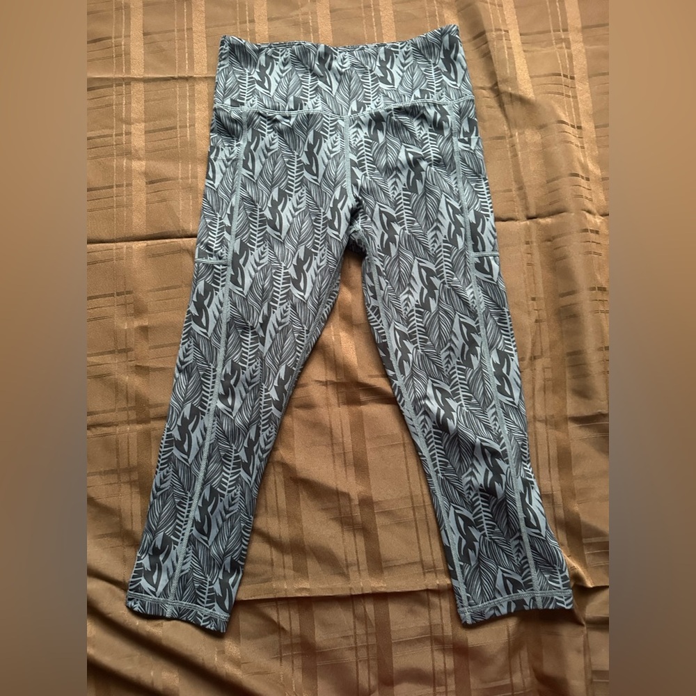 Zyia active black blue leaf printed hi rise leggings. Size 6-8